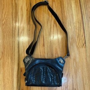 Solvay black leather pocket envelop crossbody bag